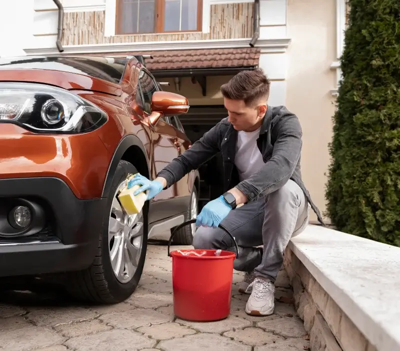 Lavage auto à domicile Bormes-les-Mimosas : professionnel intervenant sur un véhicule